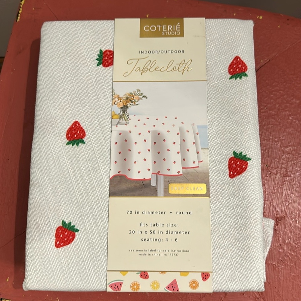 NWOT Coterie studio indoor/outdoor strawberry table cloth, round 70 in diam
